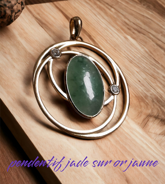 Pendentif or jaune, jade et diamant